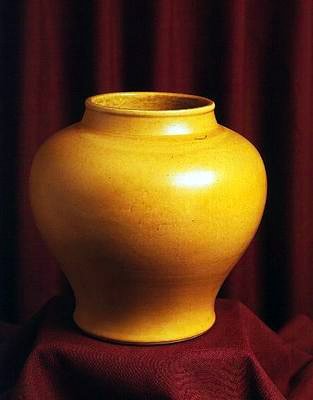 Jar decorated with brilliant yellow enamel, late 16th century by Ming Dynasty Chinese School